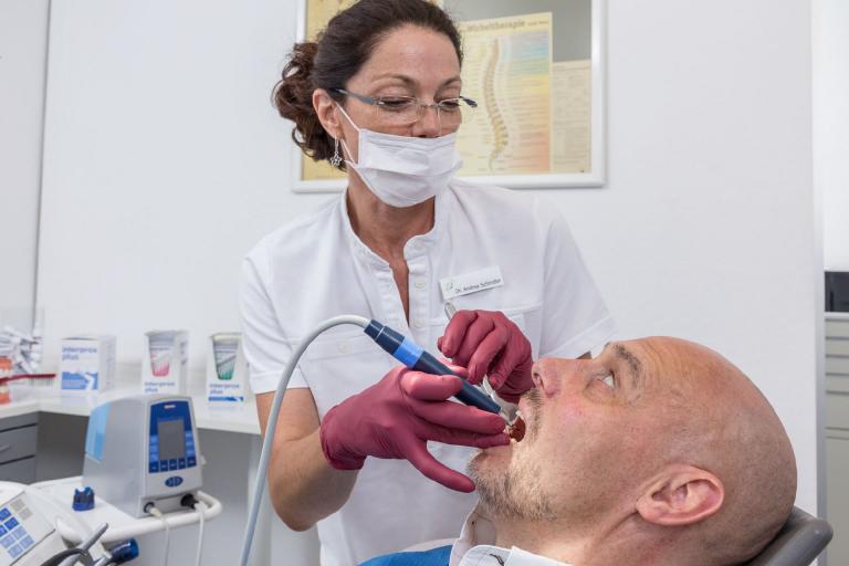 Professionelle Zahnreinigung für empfindliche Zähne mit "Perioscan" (R)